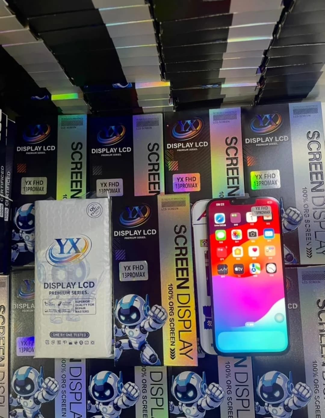 Otra pantalla encendida junto a su empaque YX