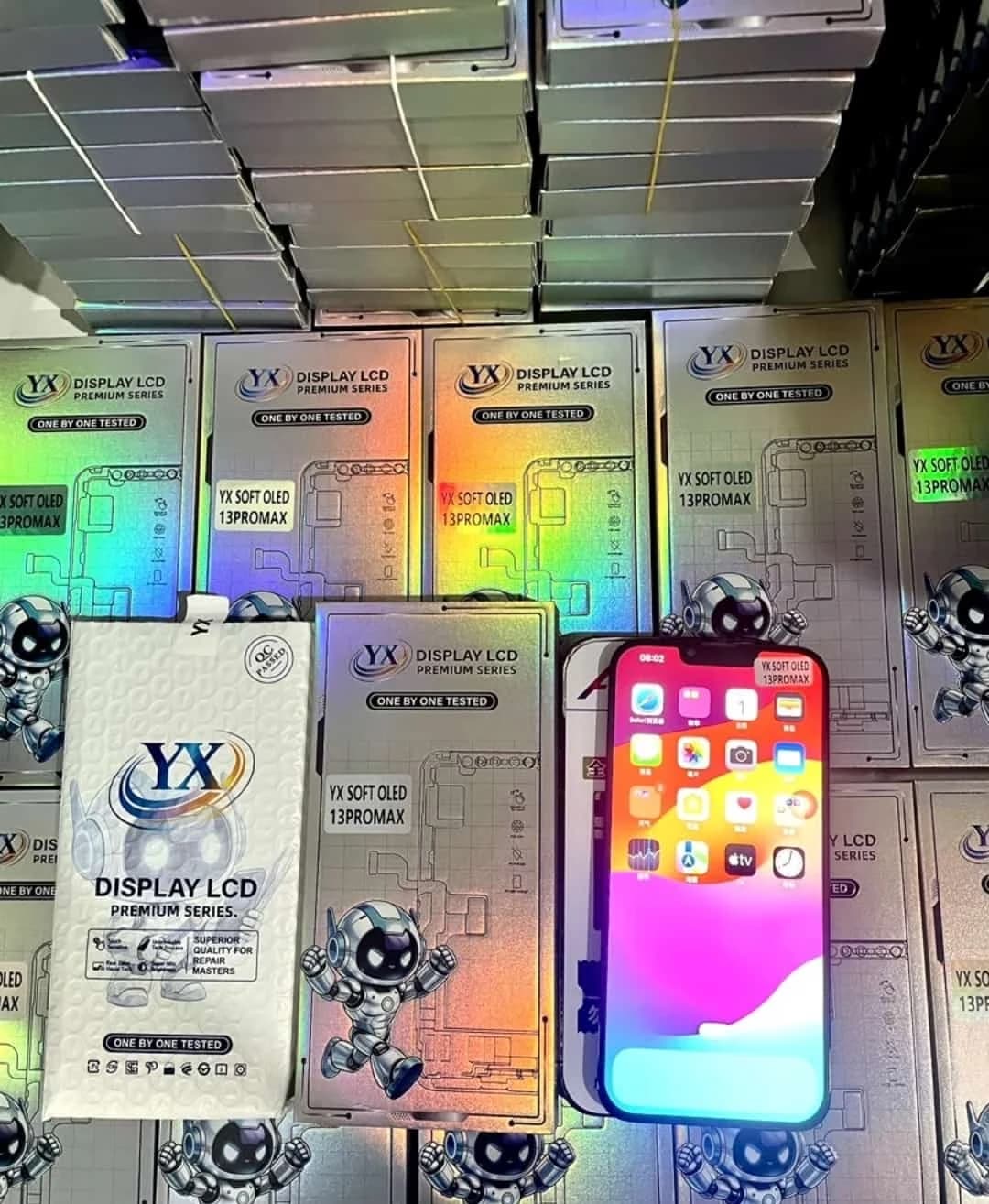 Pantalla encendida junto a su empaque YX