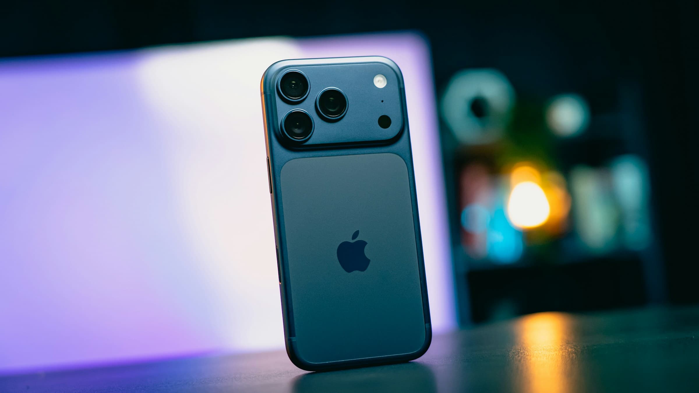 Fotografía de referencia de un iPhone 17 Pro azul iluminado en estudio